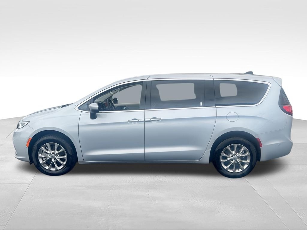 Used 2023 Silver Chrysler Touring L image 5