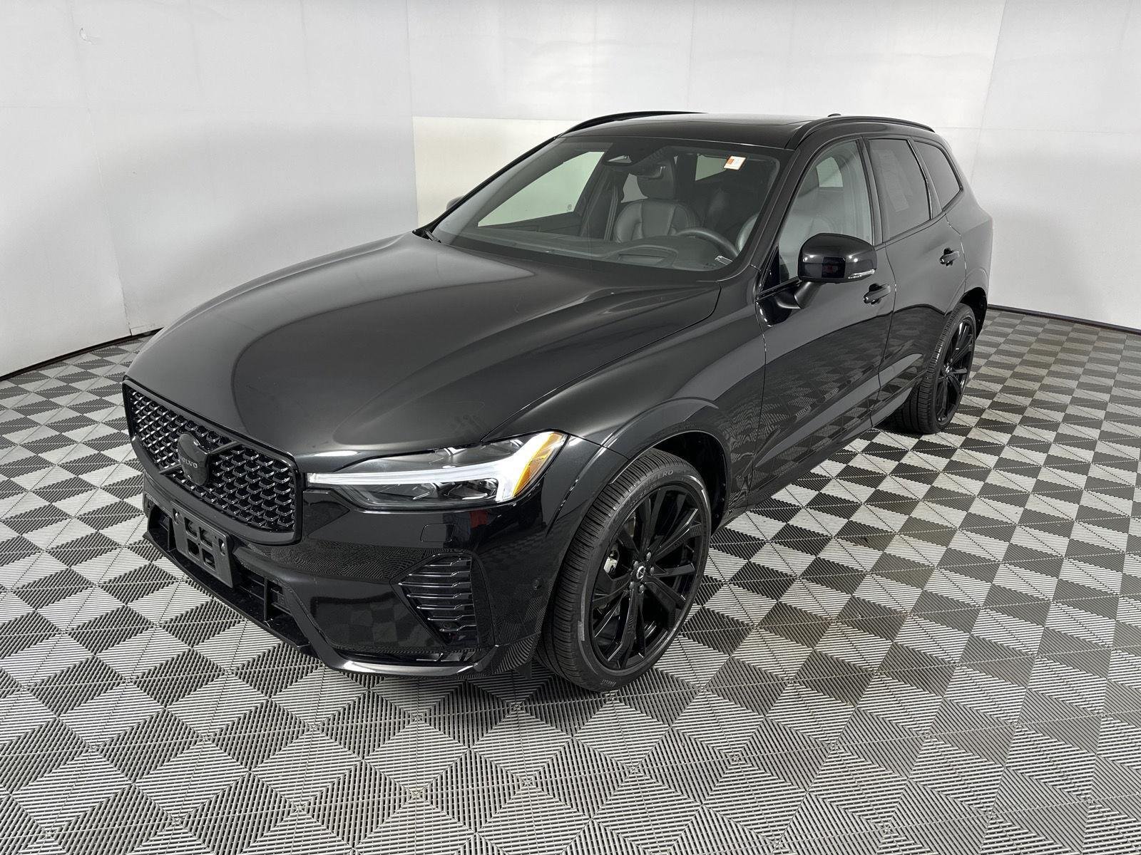 Used 2024 Onyx Black Metallic Volvo Ultimate Black Edition image 14