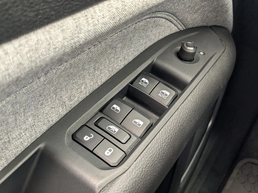 Used 2025 Black Jeep Latitude image 22
