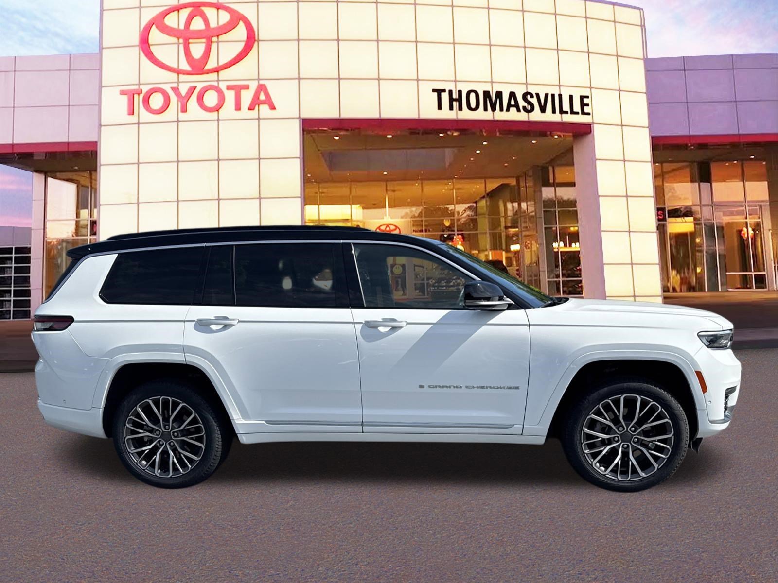 Used 2025 Bright White Clearcoat Jeep Summit image 4