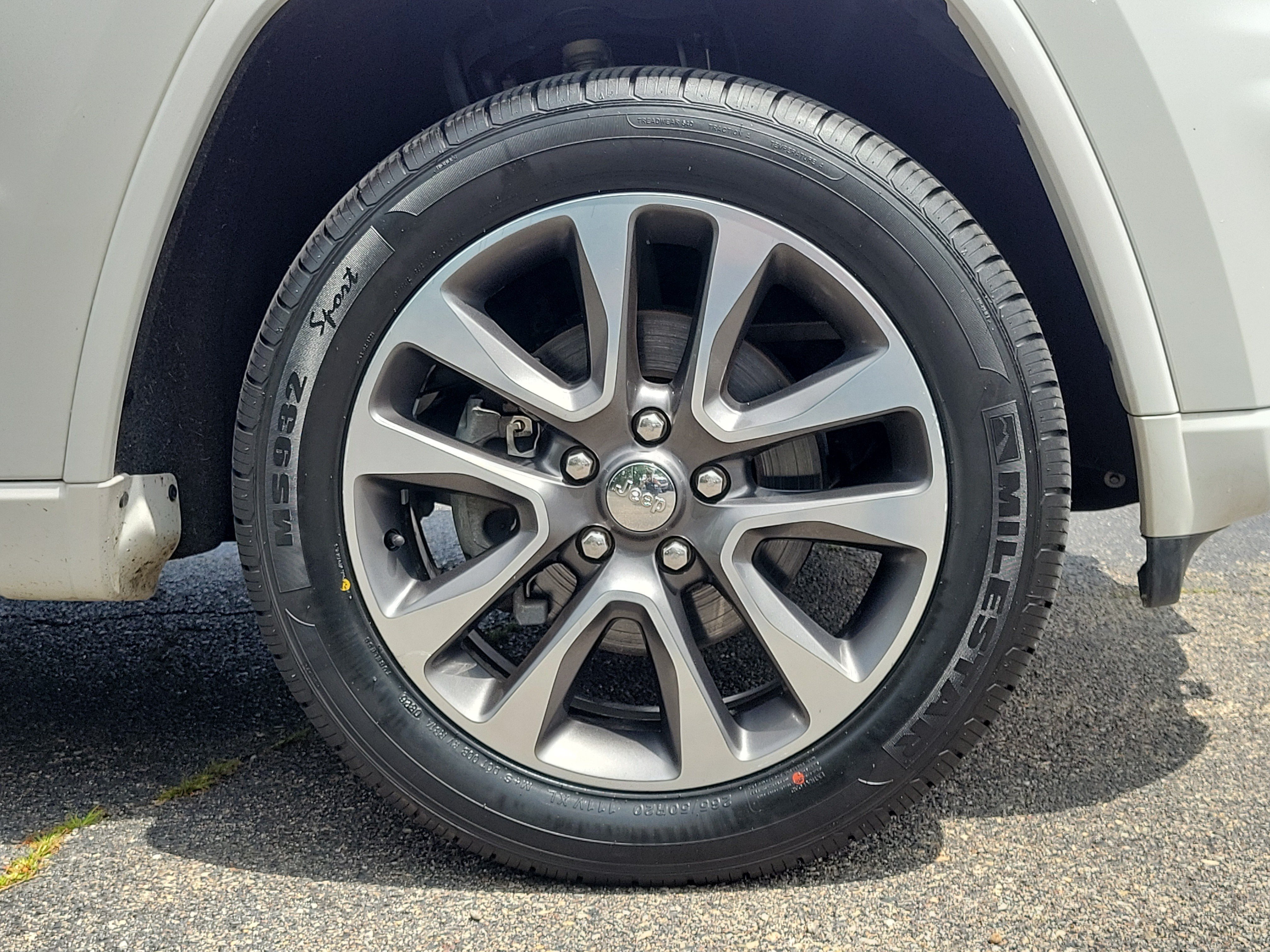 Used 2018 Ivory 3-Coat Jeep Overland image 5