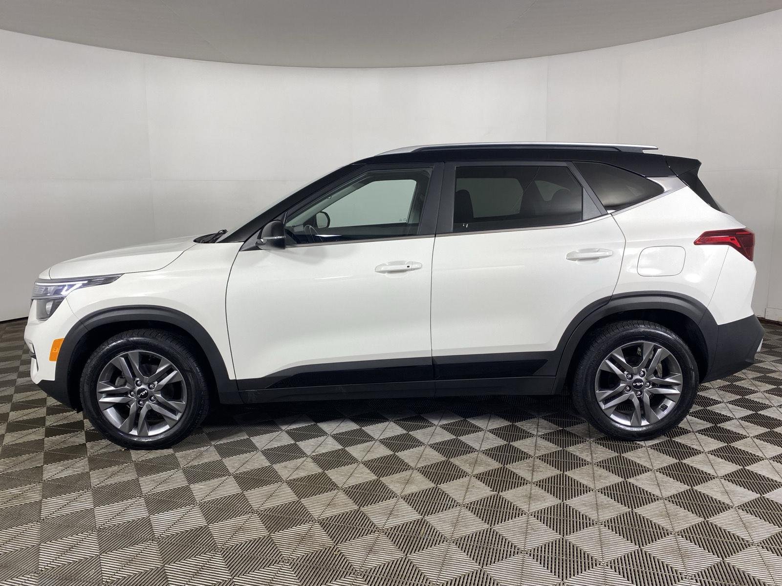 Used 2022 Clear White/Black Roof Kia S image 4