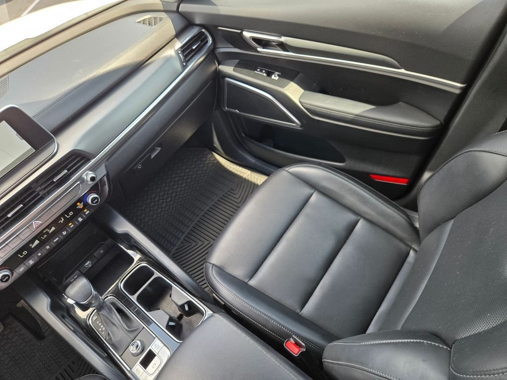 Used 2022 White Kia LX image 15