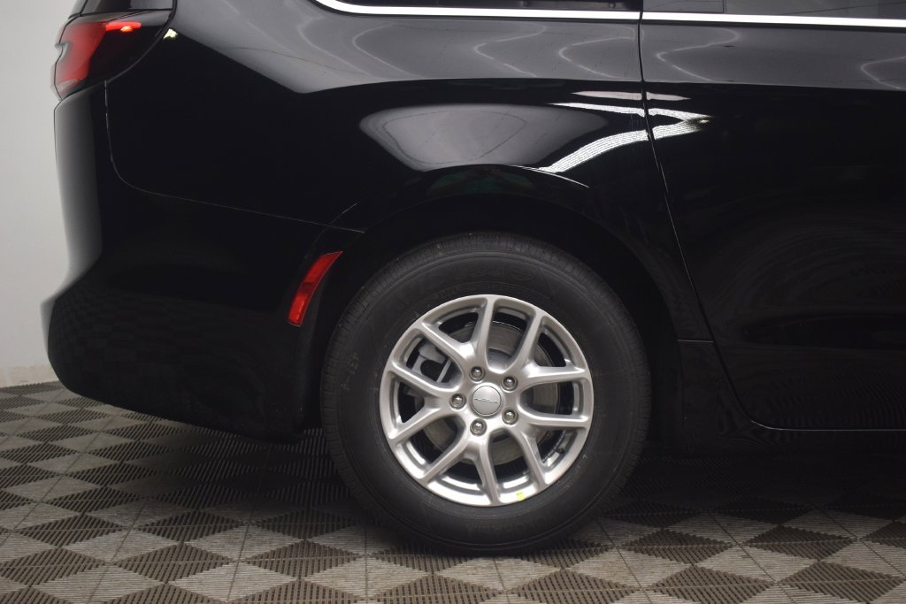 New 2027 Diamond Black Crystal Pearl-Coat Paint Chrysler Select image 8