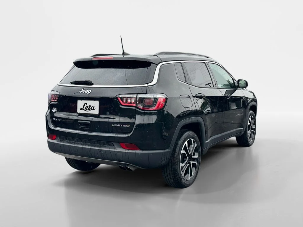 Used 2022 Diamond Black Crystal Pearlcoat Jeep Limited image 4