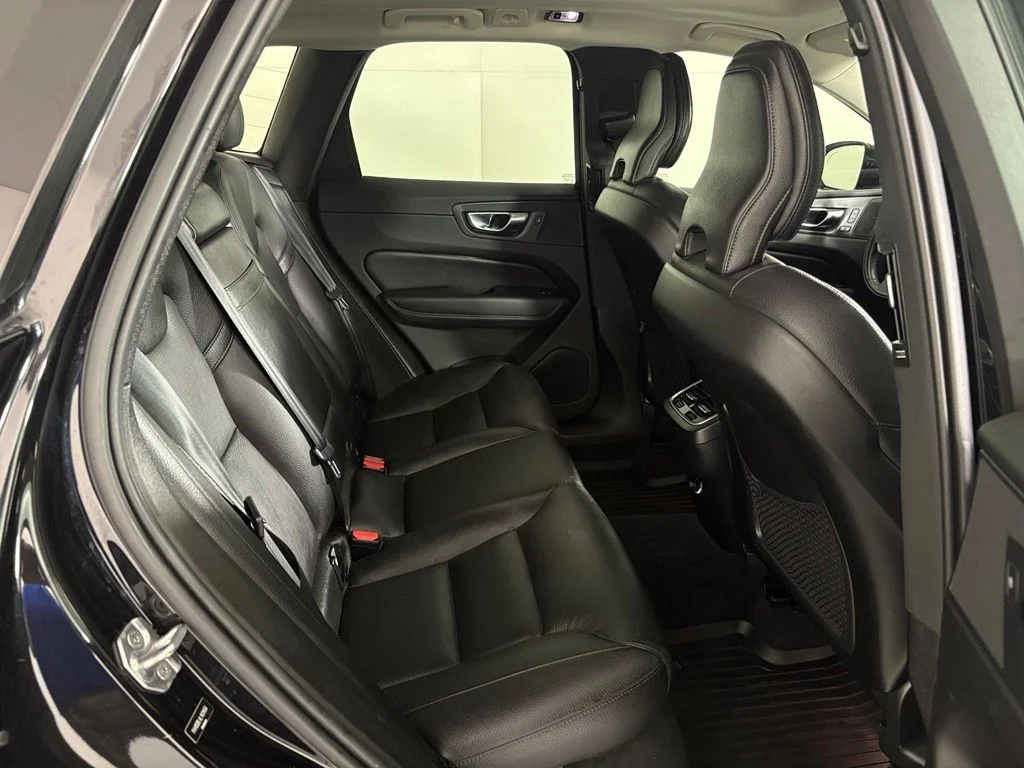 Used 2020 Onyx Black Metallic Volvo T5 Inscription image 38
