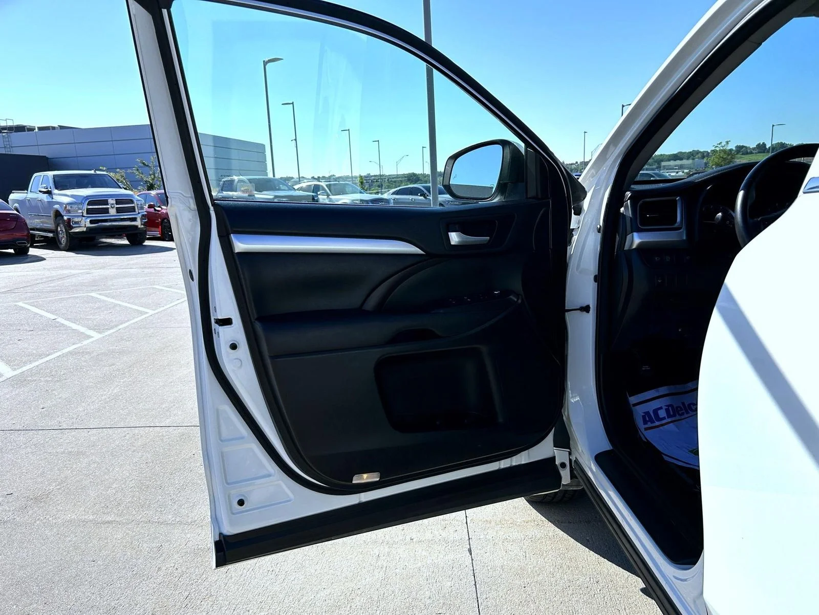 Used 2017 White Toyota XLE image 9