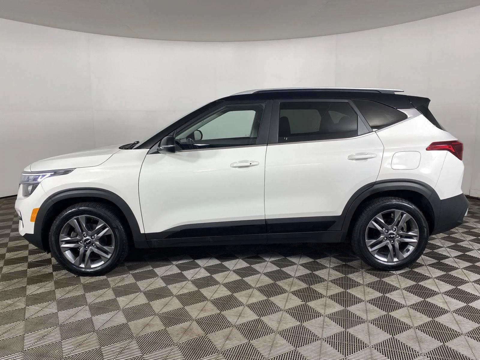 Used 2022 Clear White/Black Roof Kia S image 4