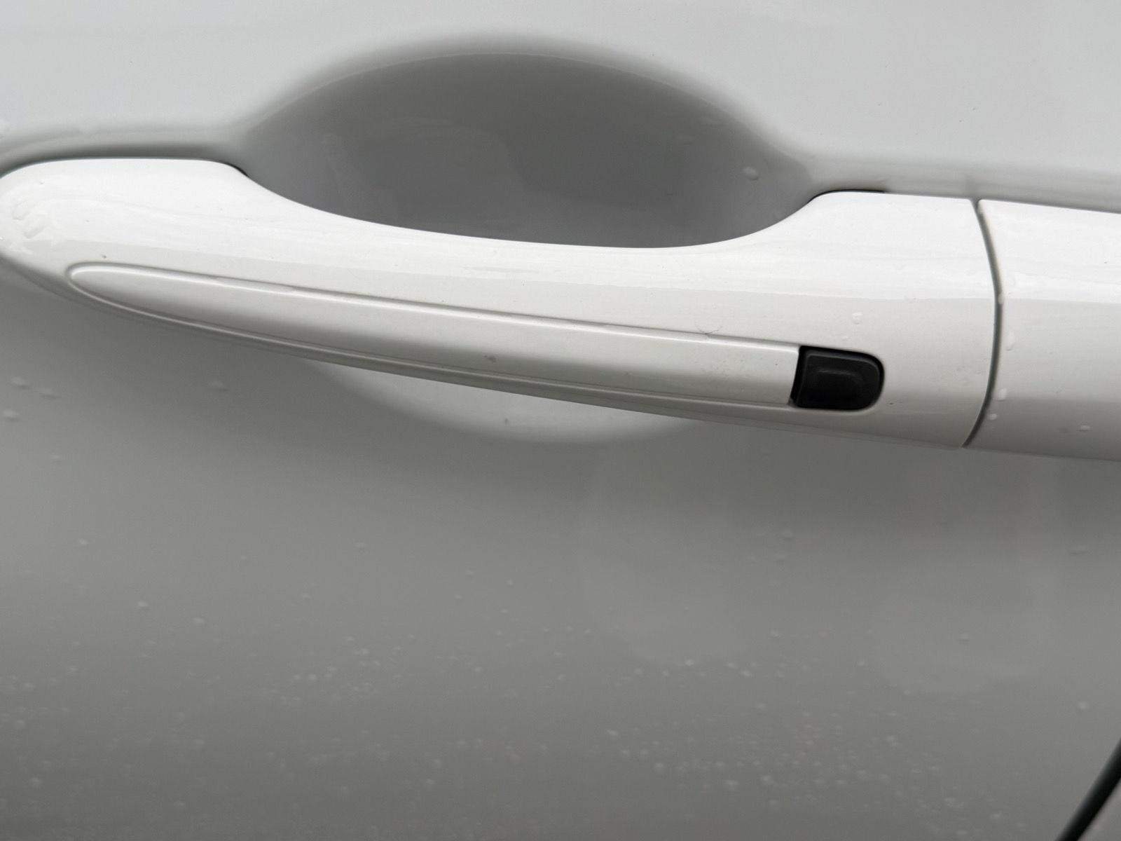 Used 2023 Bright White Clearcoat Chrysler Touring L image 34