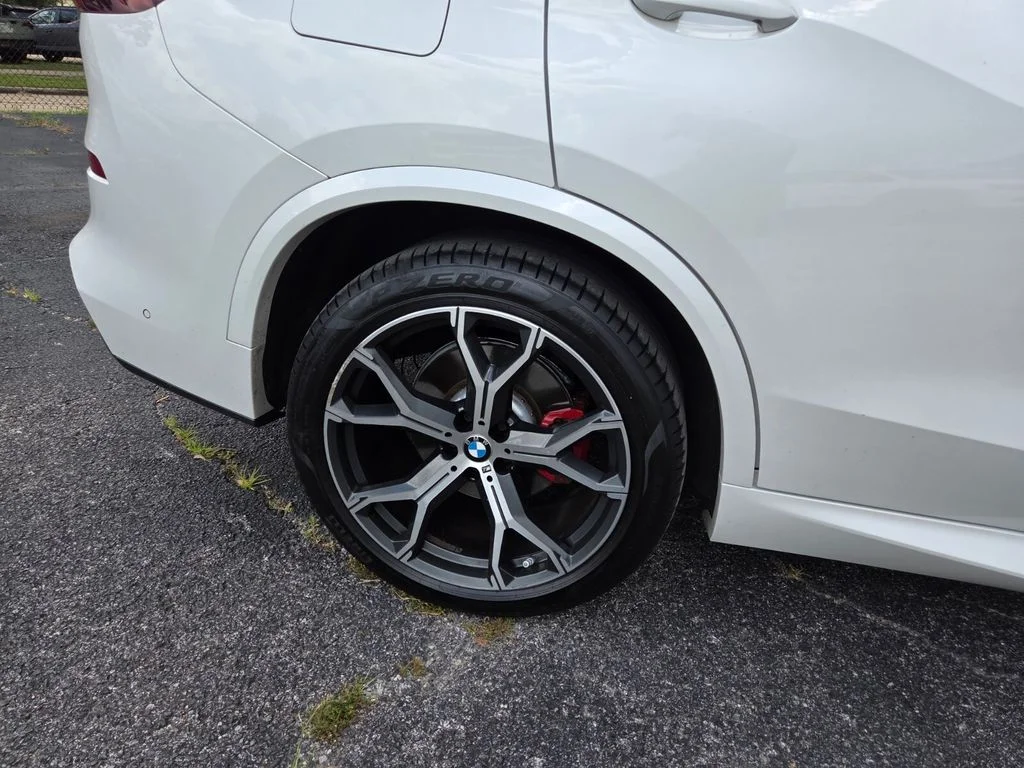 Used 2022 White BMW sDrive40i image 29