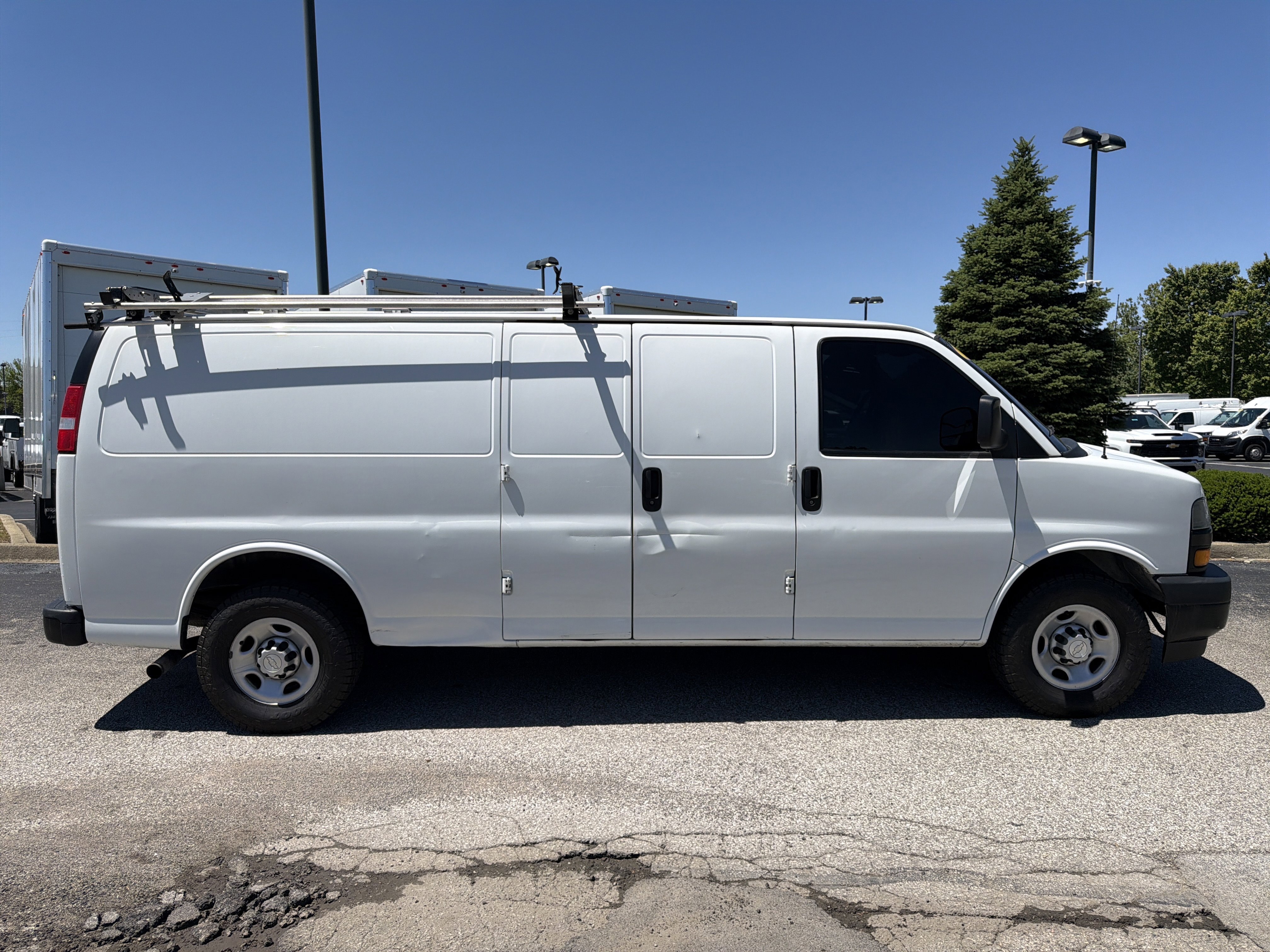 Used 2018 Summit White Chevrolet  image 8