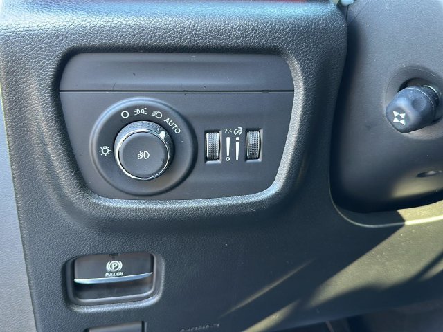 Used 2025  Jeep Summit image 13