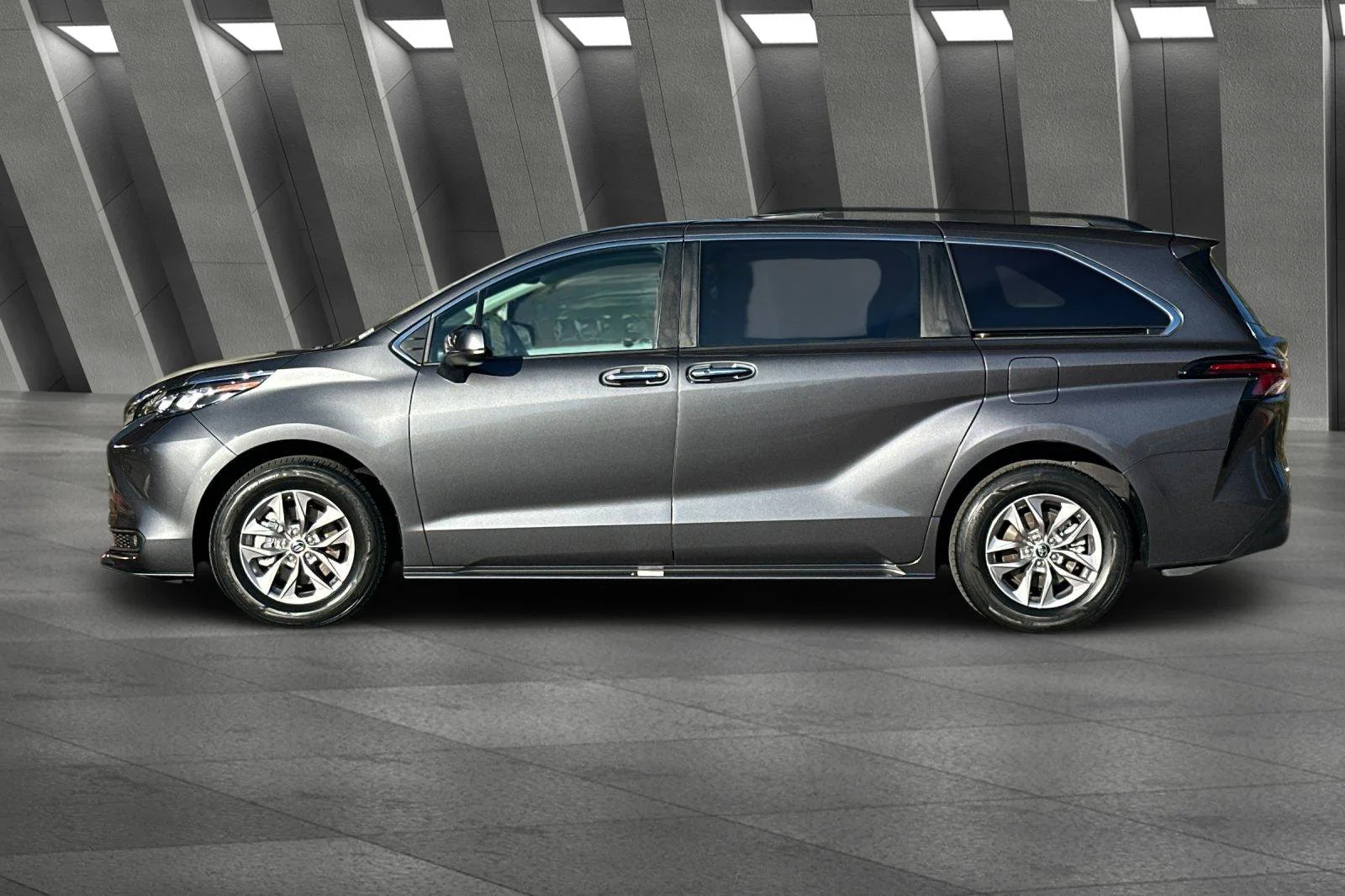 2025 Toyota Sienna XLE - Photo 10