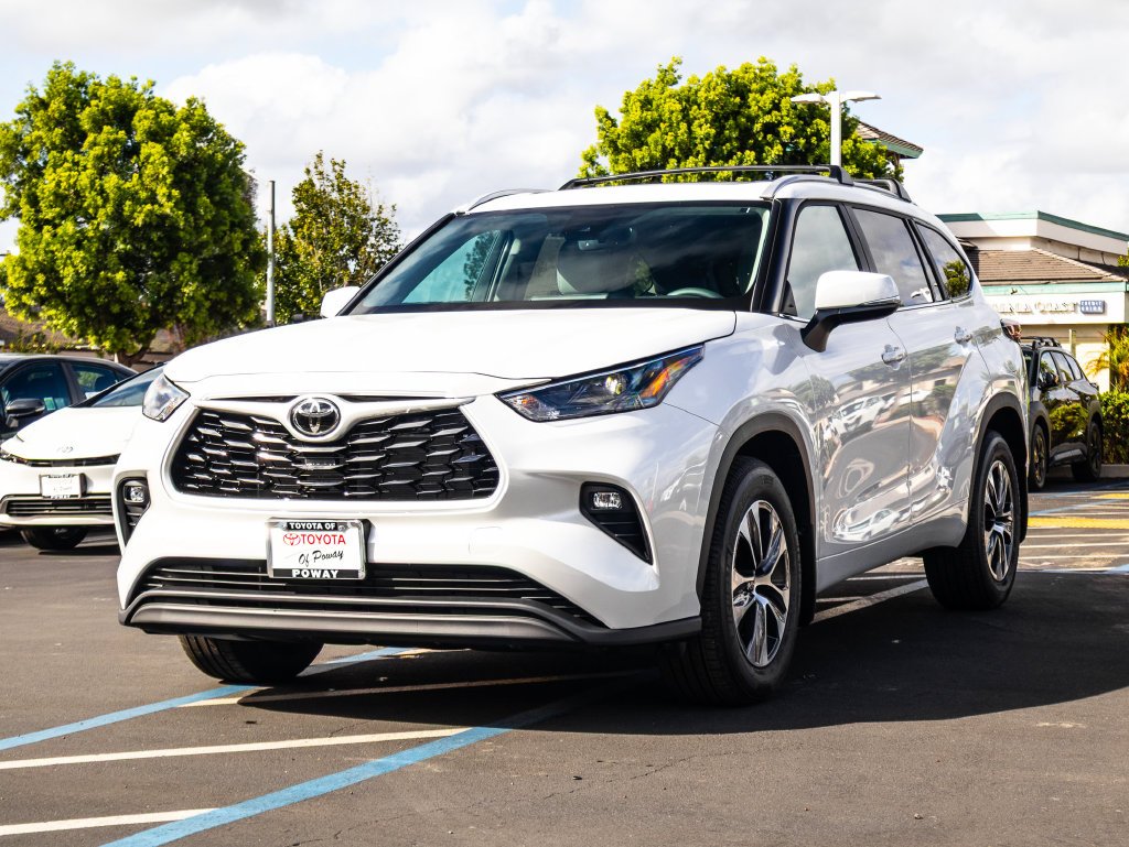New 2026 Wind Chill Pearl <sup>1</sup> Toyota  XLE image 3