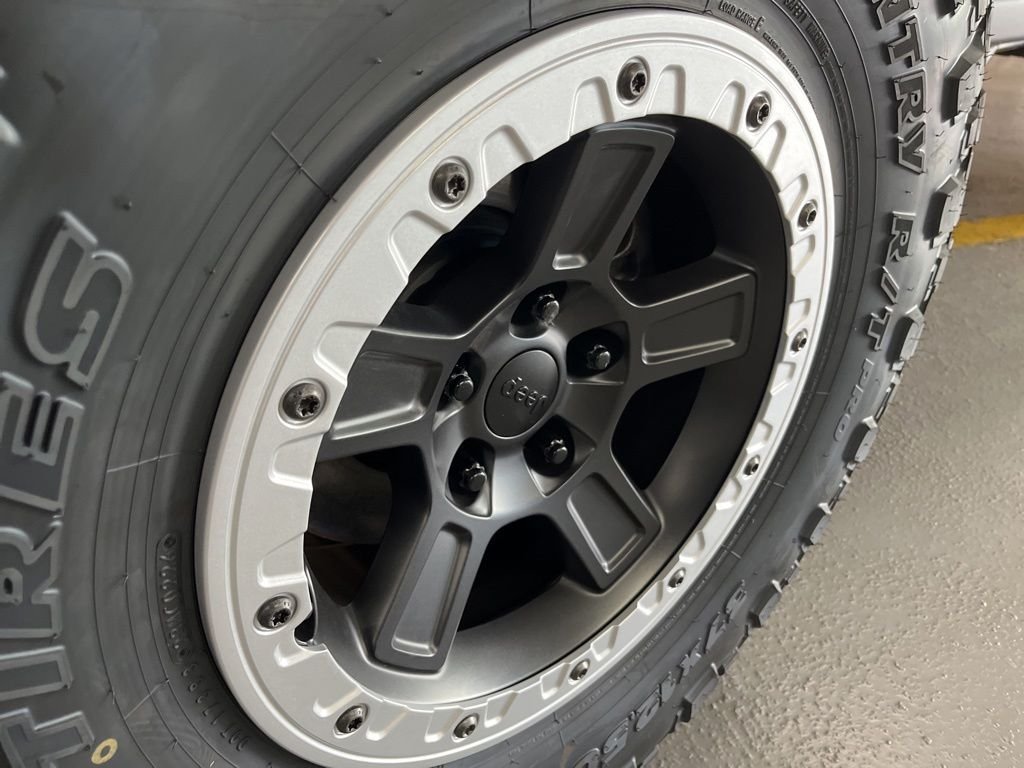 New 2026 Bright White Clear-Coat Exterior Paint Jeep Rubicon X image 13