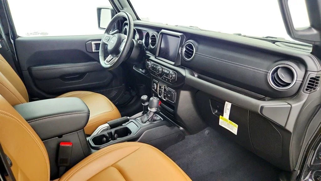 Used 2022 Black Clearcoat Jeep Unlimited Sahara 4x4 w/ Cold Weather, Safety & Adv Safety Groups image 25