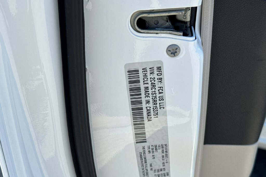 Used 2024 Bright White Clearcoat Chrysler Select image 34