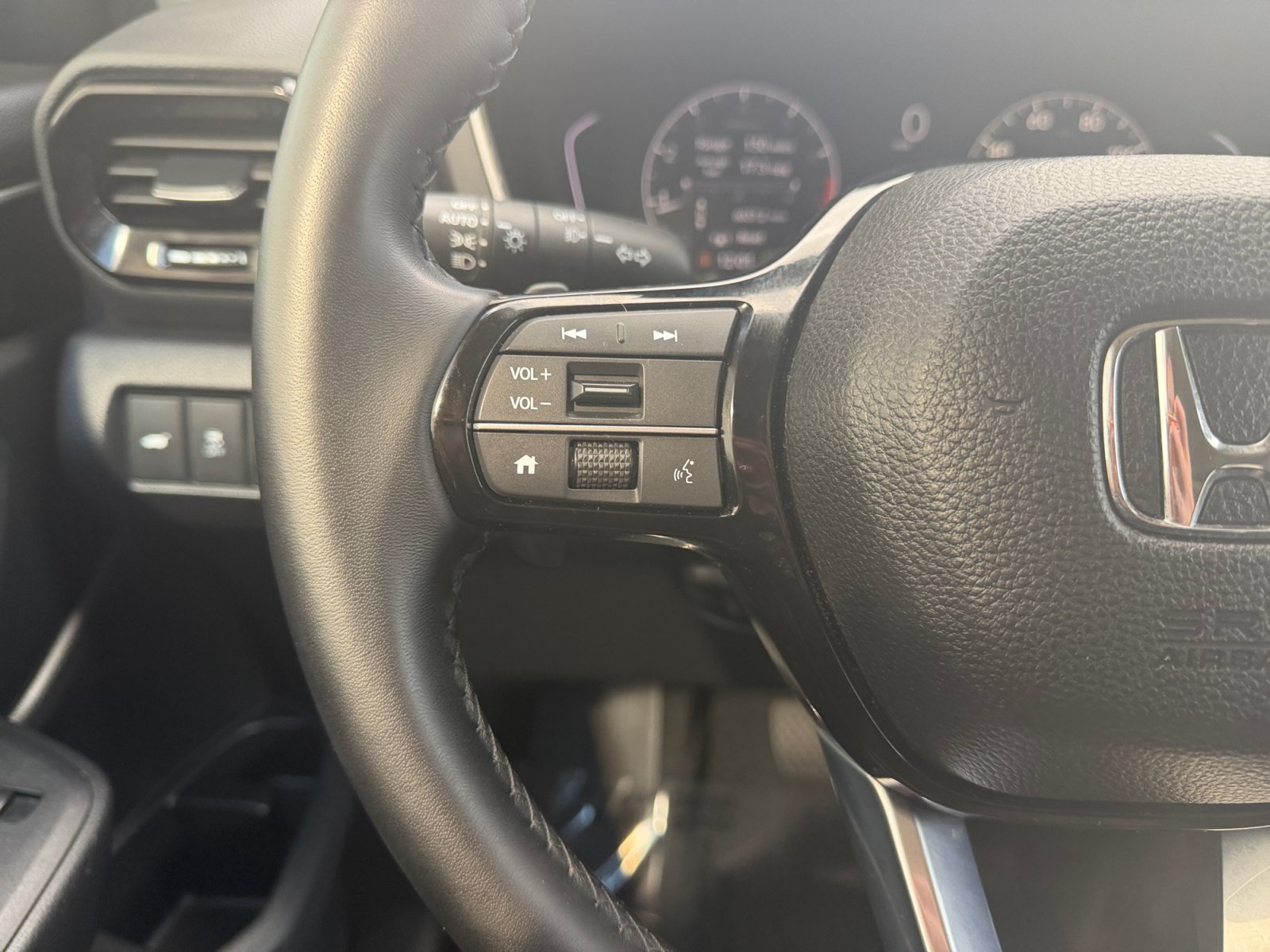 Certified Used 2025 Platinum White Pearl Honda Touring image 11