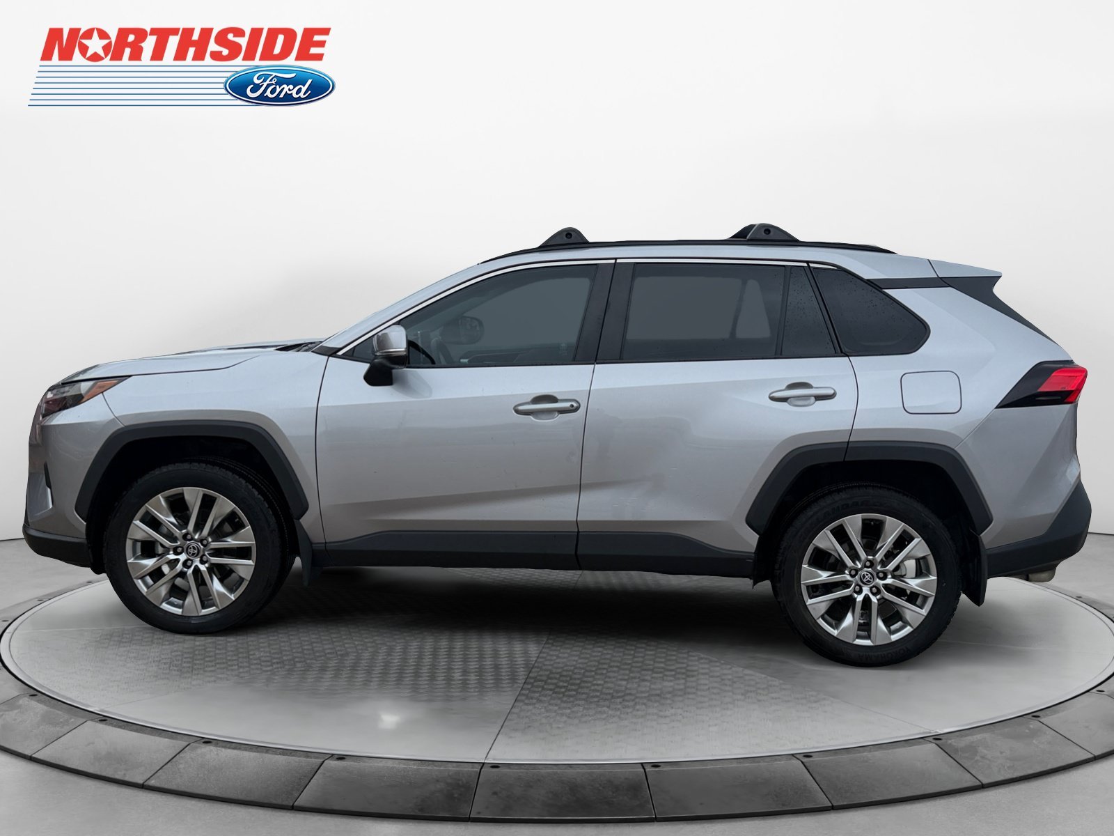 Used 2024 Silver Sky Metallic Toyota XLE Premium image 4