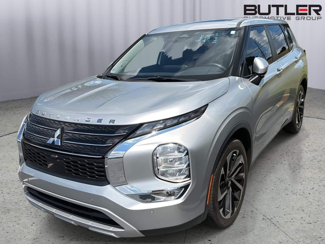 Used 2024 Alloy Silver Metallic Mitsubishi SE image 1