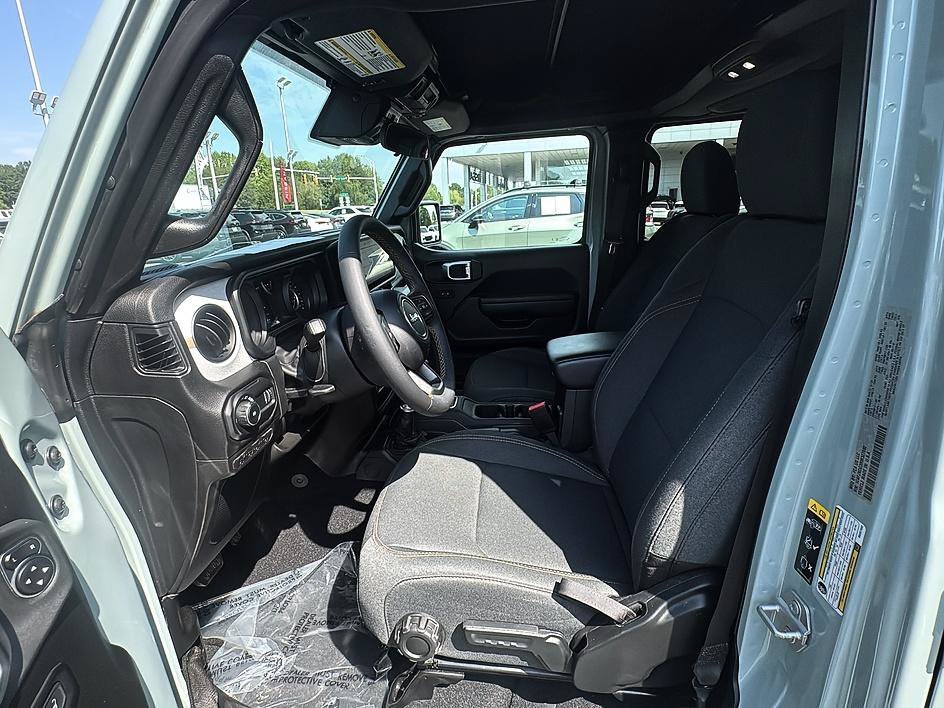 Used 2024 Earl Clearcoat Jeep Sport S image 18