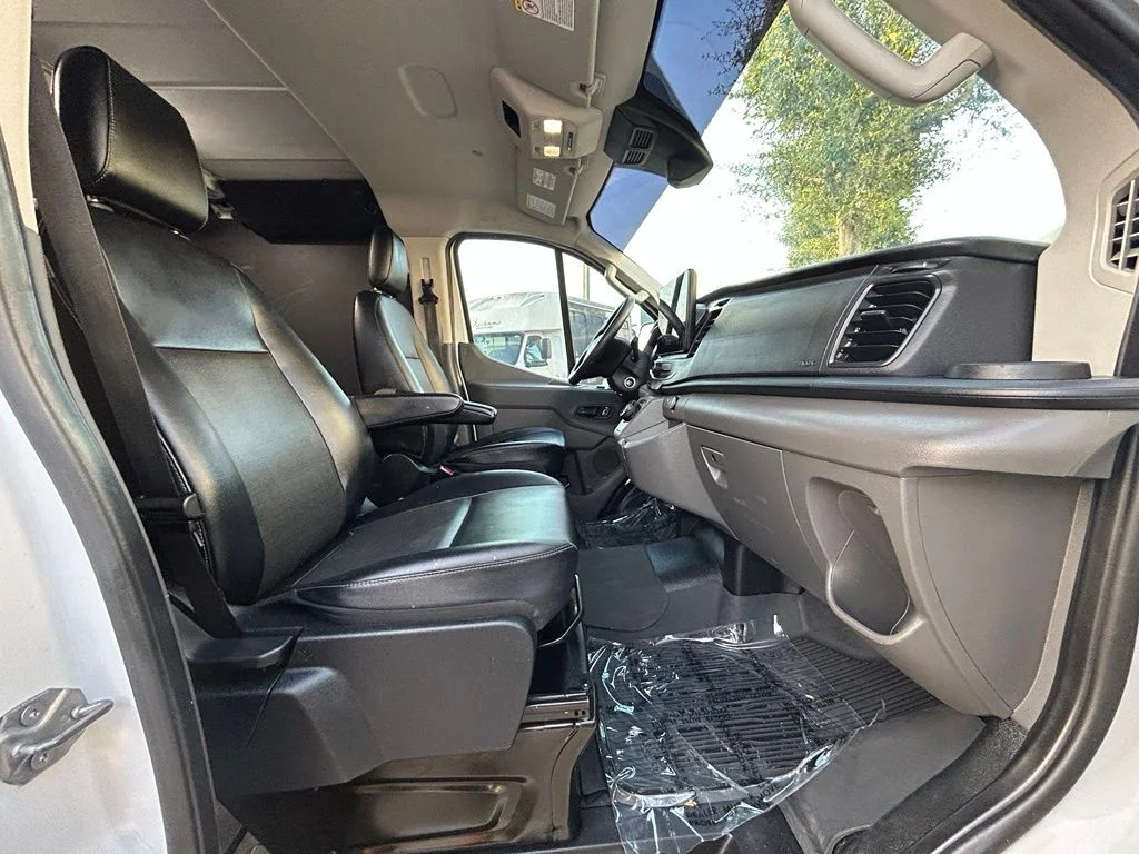 Used 2022 Oxford White Ford Base image 23