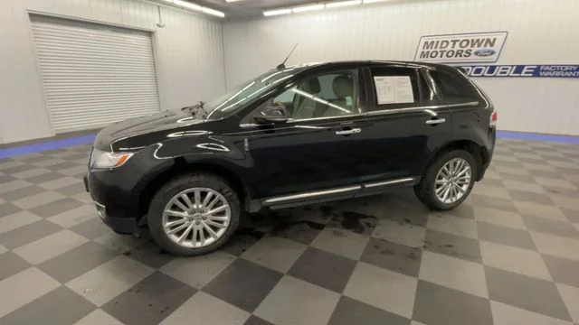 Used 2015 Tuxedo Black Metallic Lincoln Base image 4