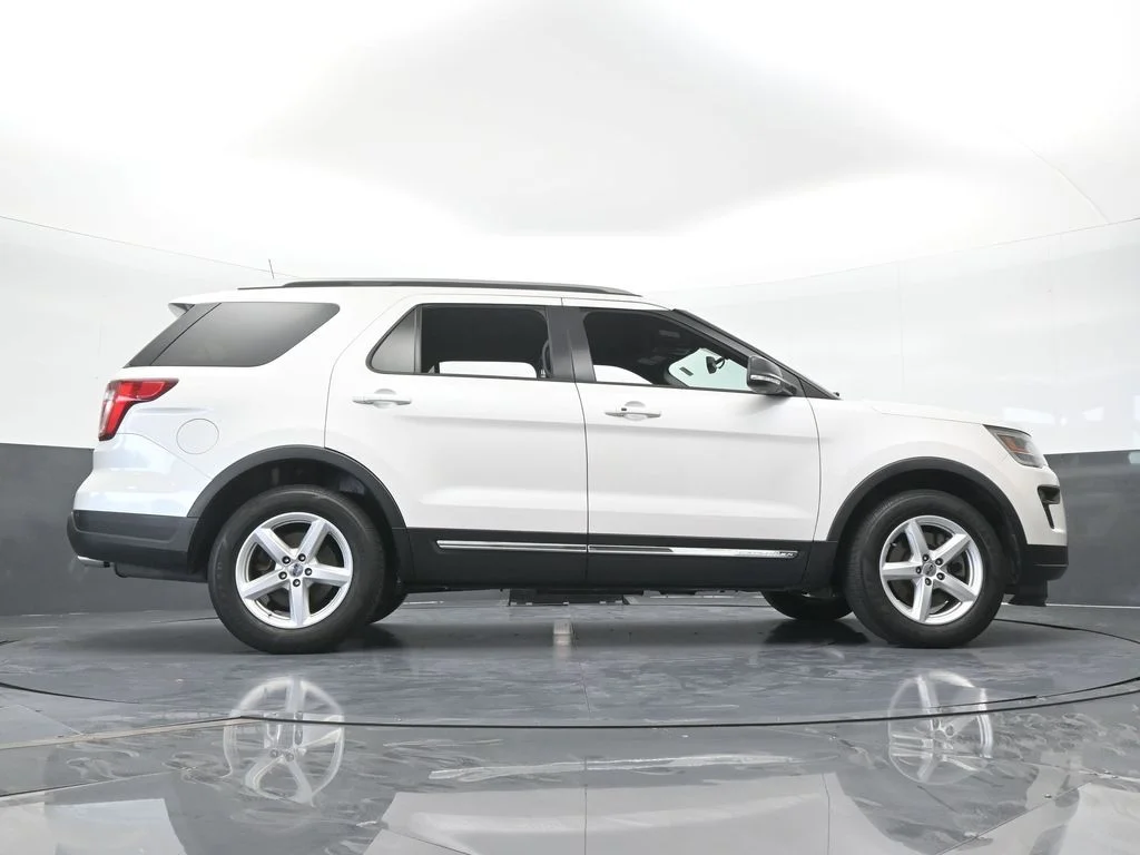 Used 2018 White Platinum Clearcoat Metallic Ford XLT image 63