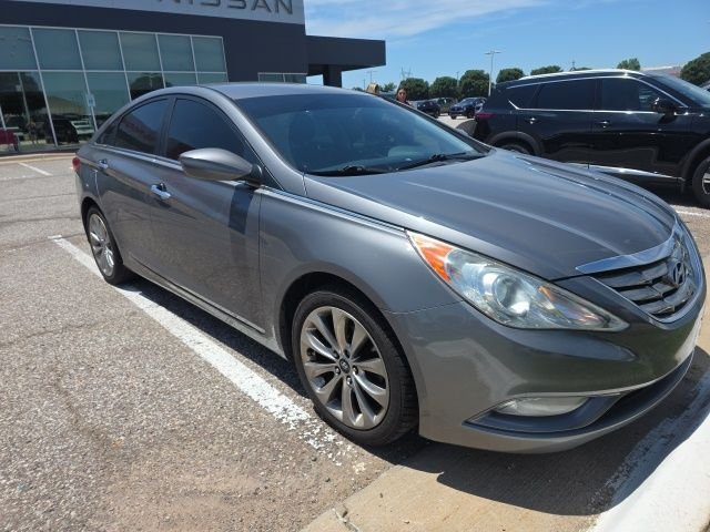 Used 2011 Gray Hyundai SE image 1
