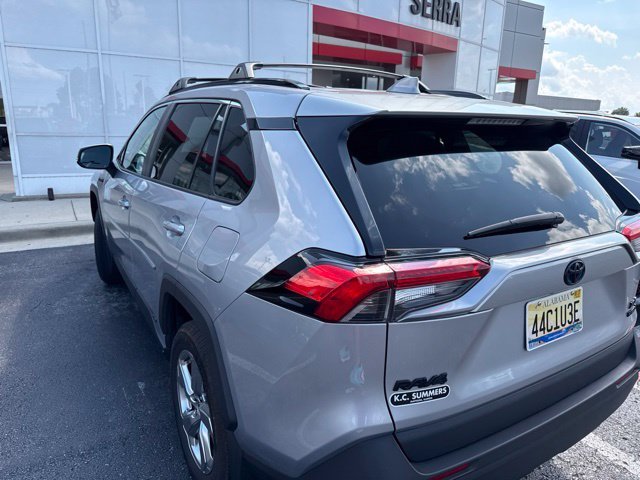 Used 2021 Silver Toyota XLE Premium image 9