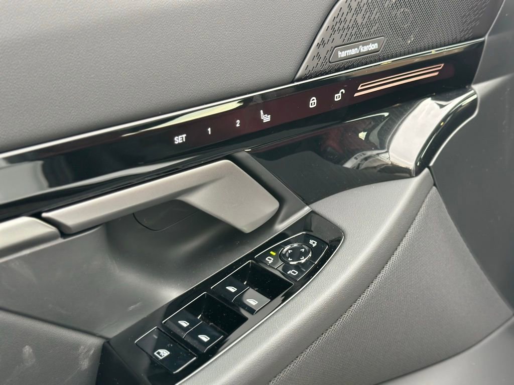 New 2026 Mineral White Metallic BMW 530i xDrive image 18