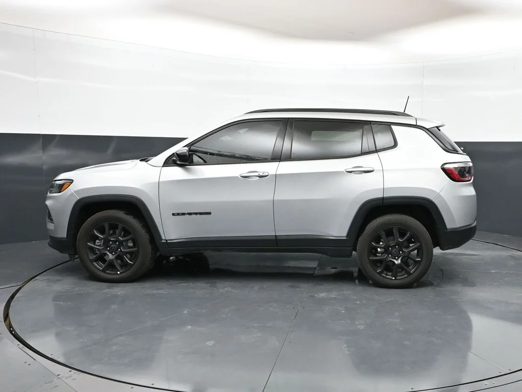 New 2026 Silver Zynith Metallic Clear-Coat Exterior Paint Jeep Latitude image 29