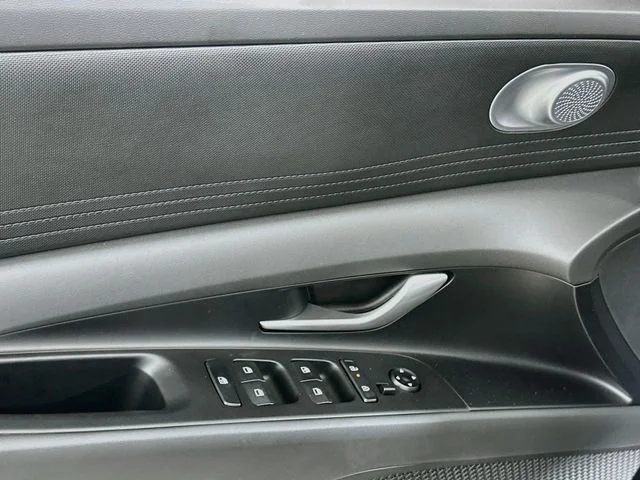 New 2026 Hyundai ELANTRA SE
