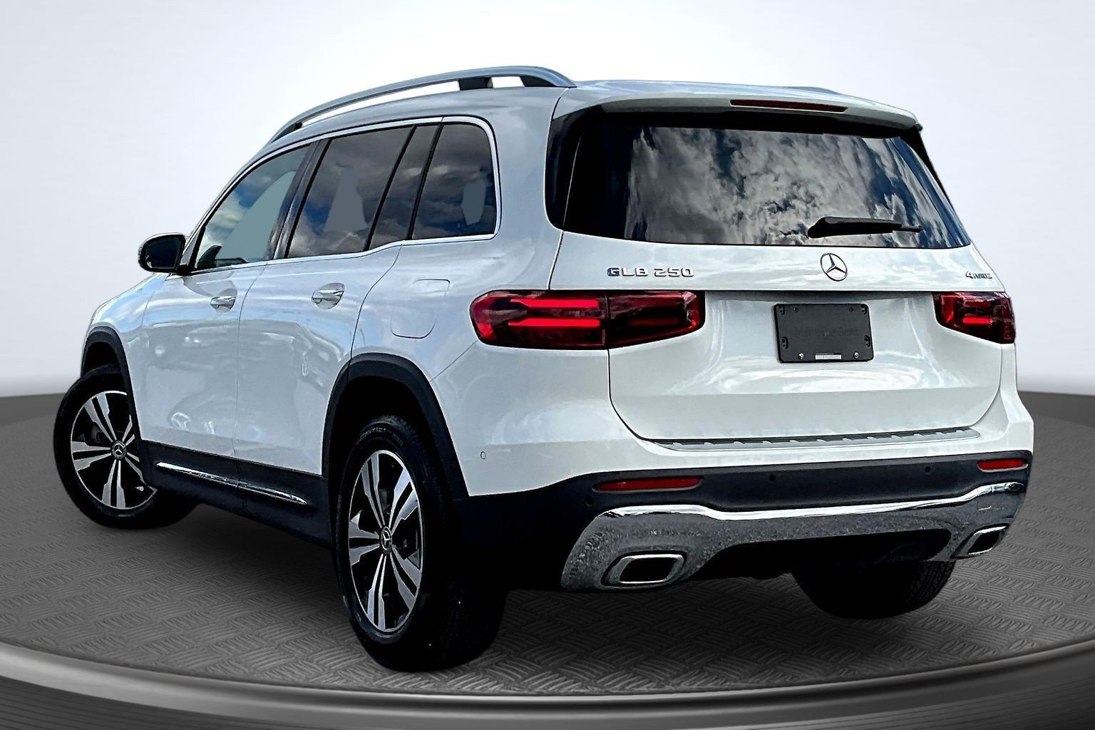 Used 2024 White Mercedes-Benz GLB 250 image 3