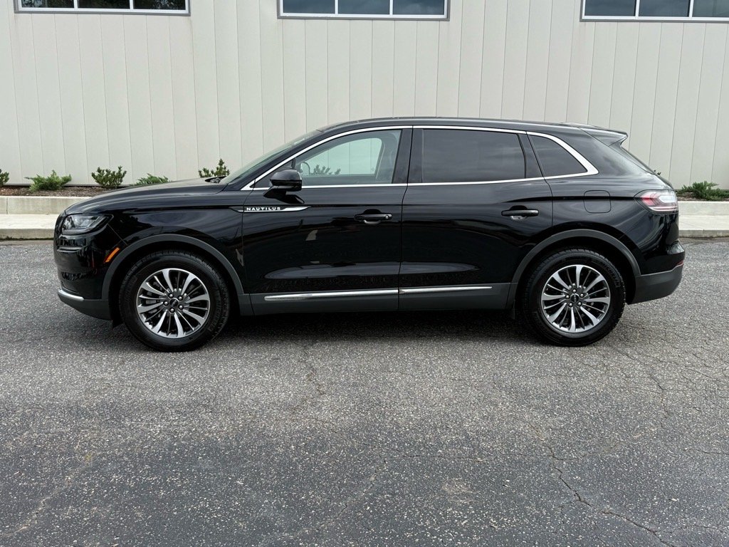 2022 Lincoln Nautilus Reserve photo 2