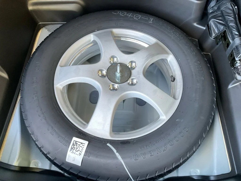 Used 2025 Silver Jeep Laredo image 27