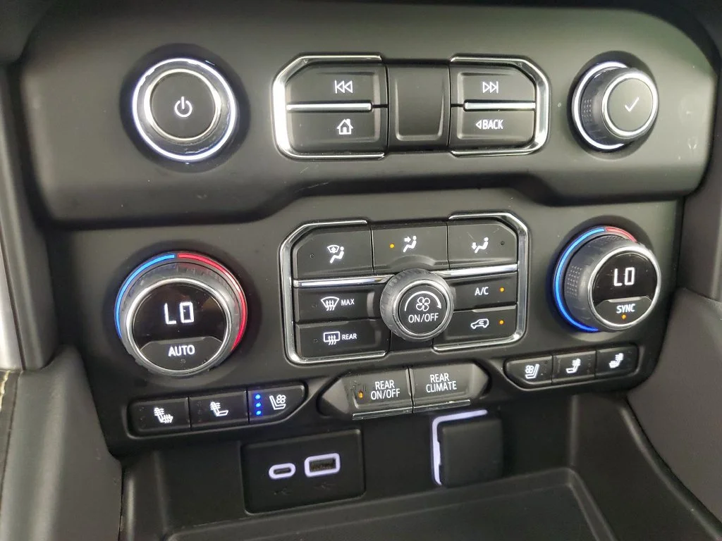 Used 2023 BLACK Chevrolet Premier image 18