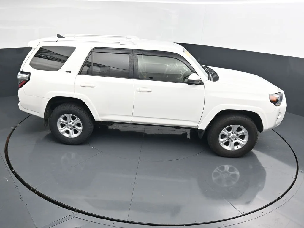 Used 2018 White Toyota SR5 image 27