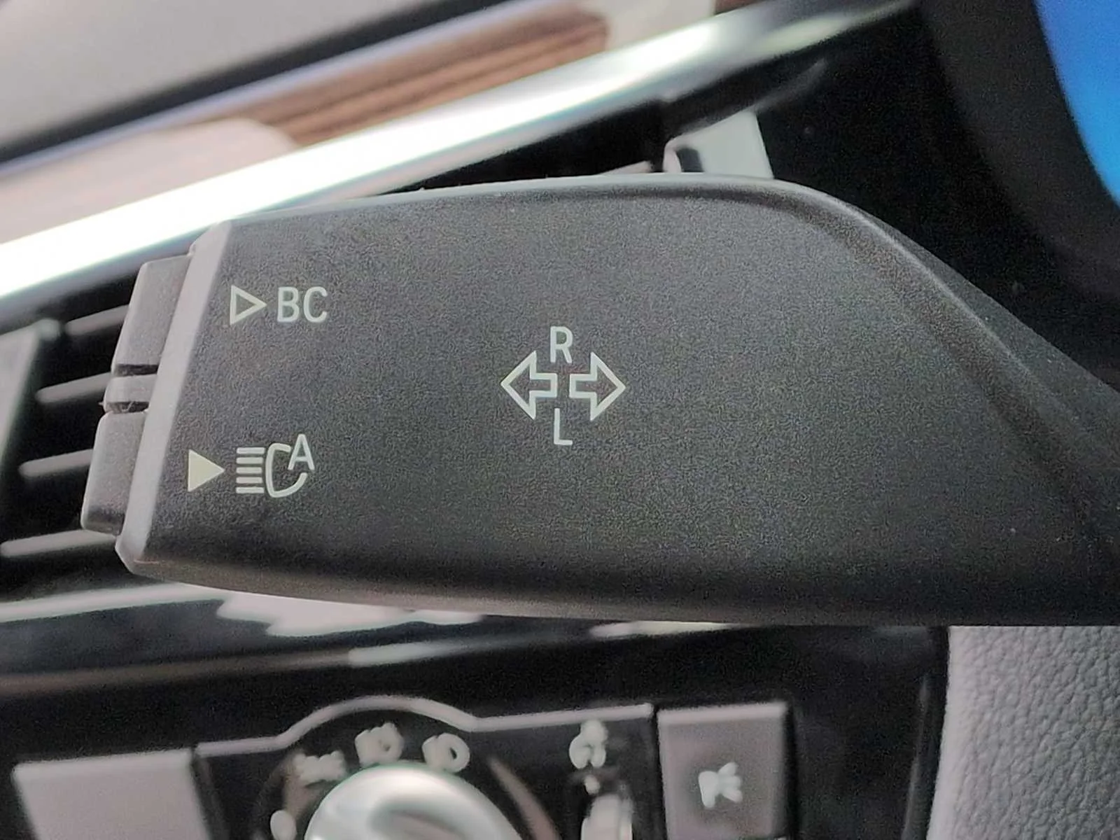 Used 2021 Dark Graphite Metallic BMW 530e xDrive image 28