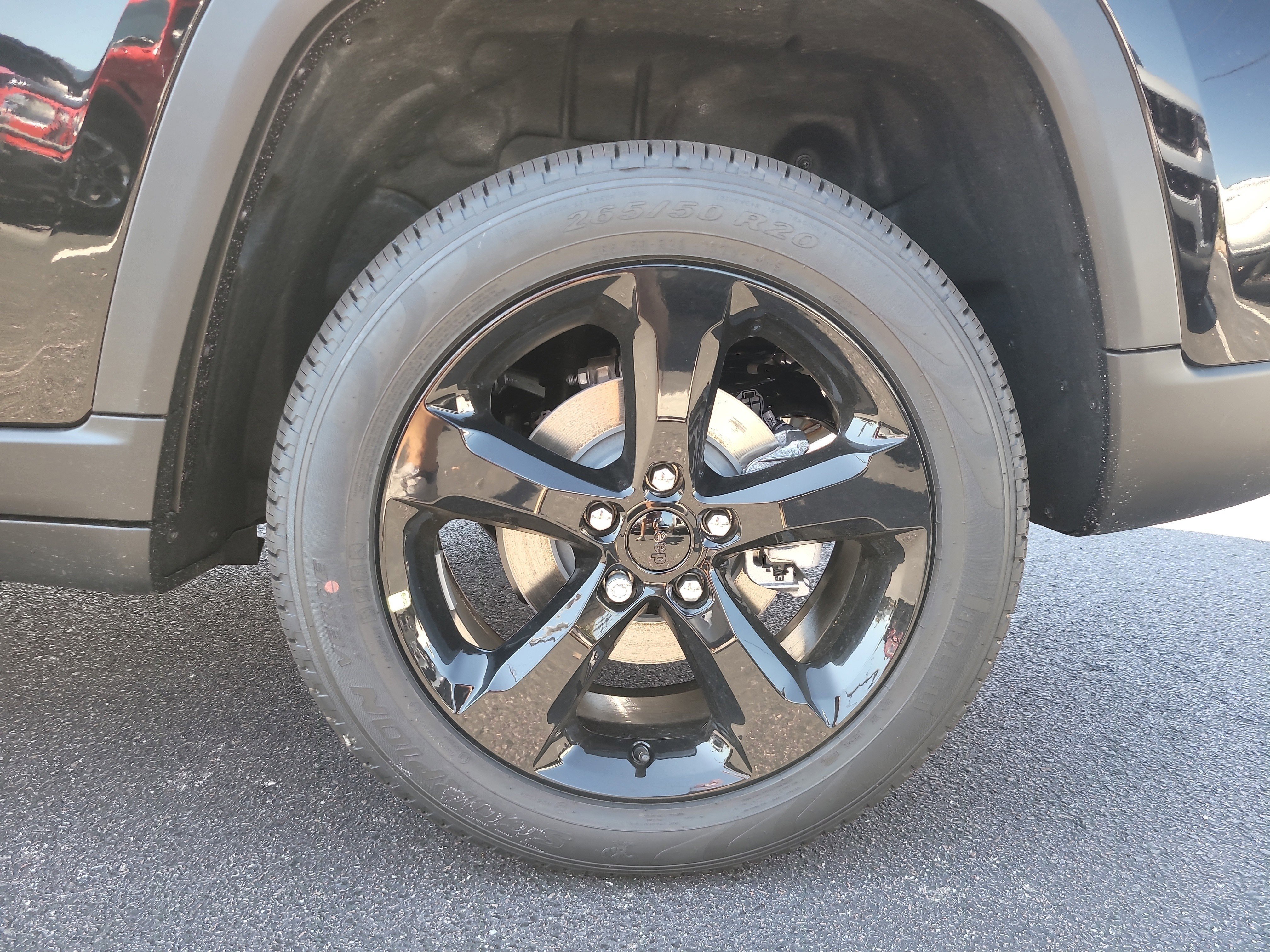 New 2026 Diamond Black Crystal Pearl-Coat Exterior Paint Jeep Limited image 9