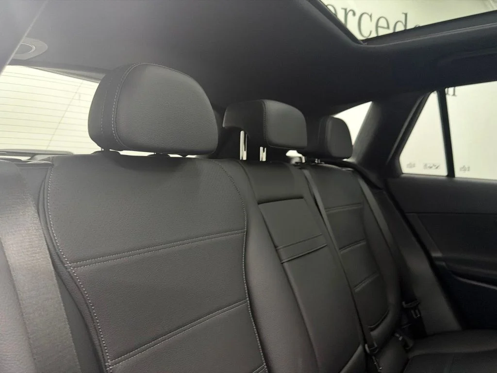 New 2027 White Mercedes-Benz GLC 300 image 24