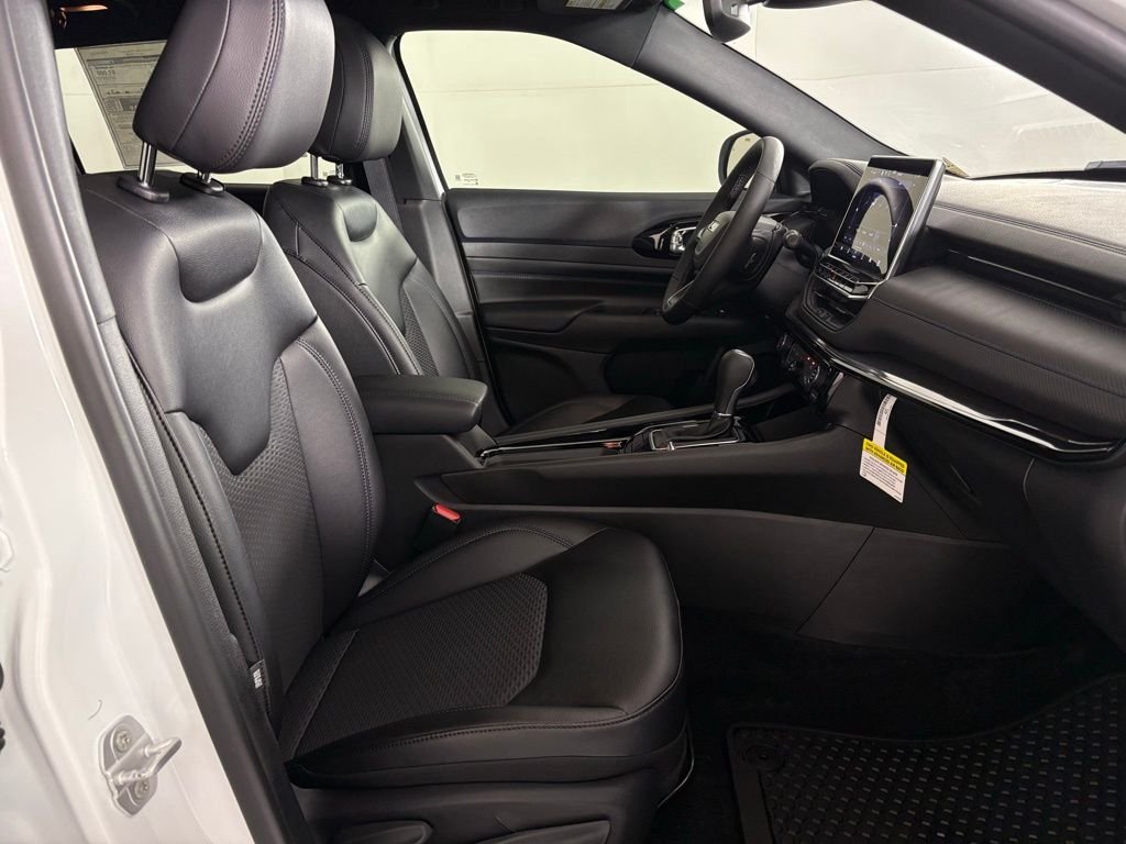 New 2026 Bright White Clear-Coat Exterior Paint Jeep Latitude image 43