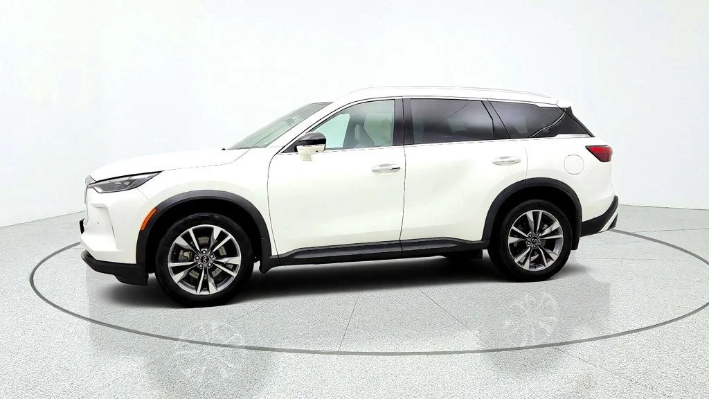 Used 2024 Majestic White INFINITI LUXE AWD w/ Vision Pkg & Bose Performance 17-Speaker Audio image 8