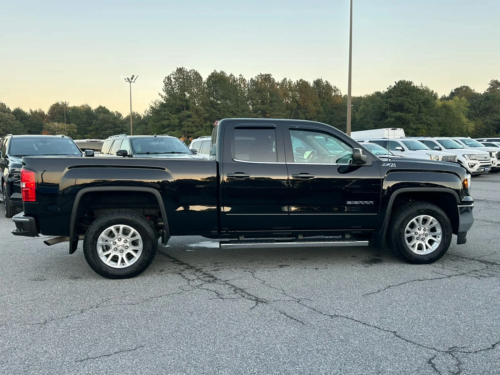 Used 2019 Onyx Black GMC SLE image 7