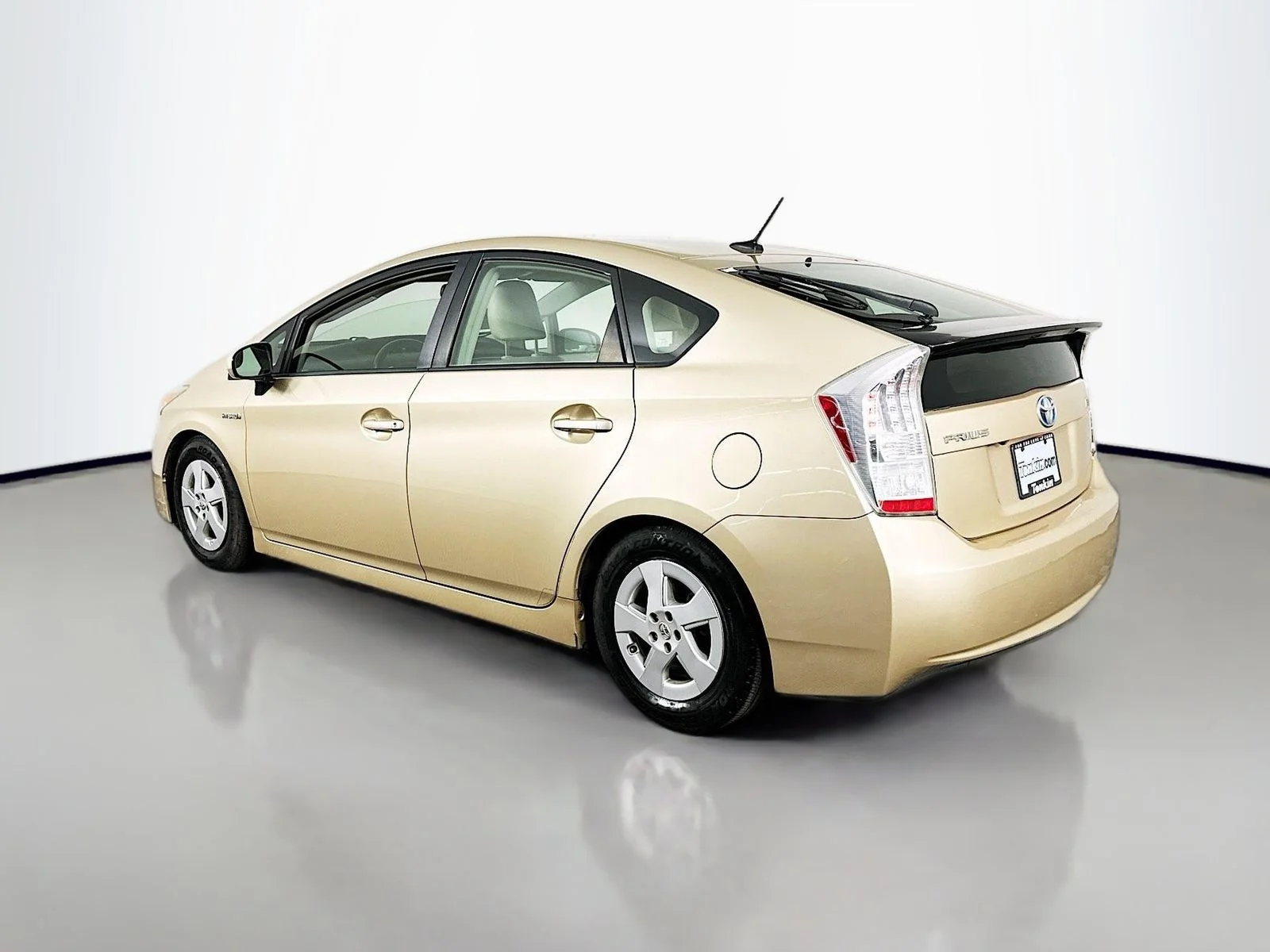 Used 2010 Gold Toyota IV image 5