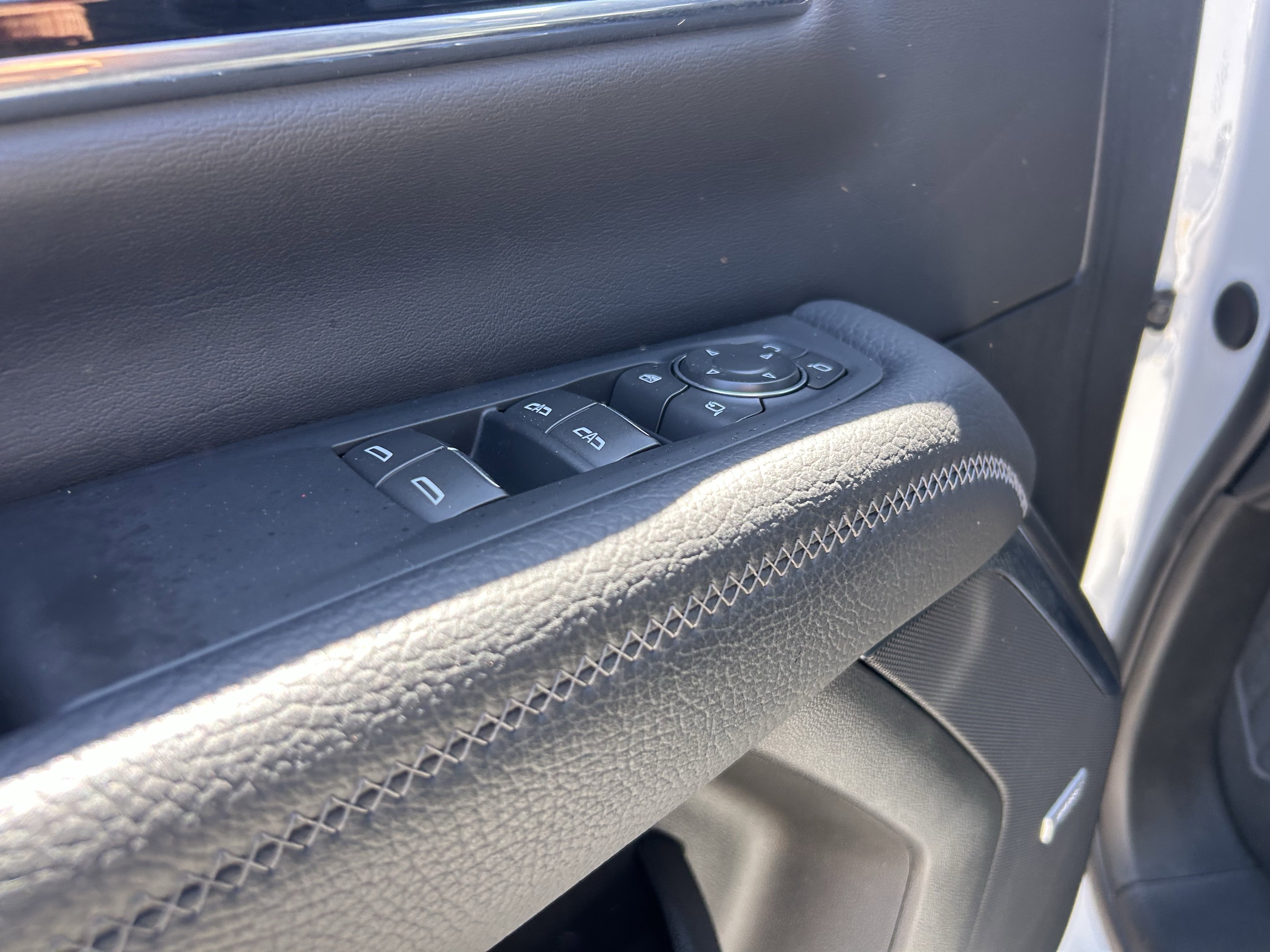 2025 GMC Yukon Denali - Photo 11