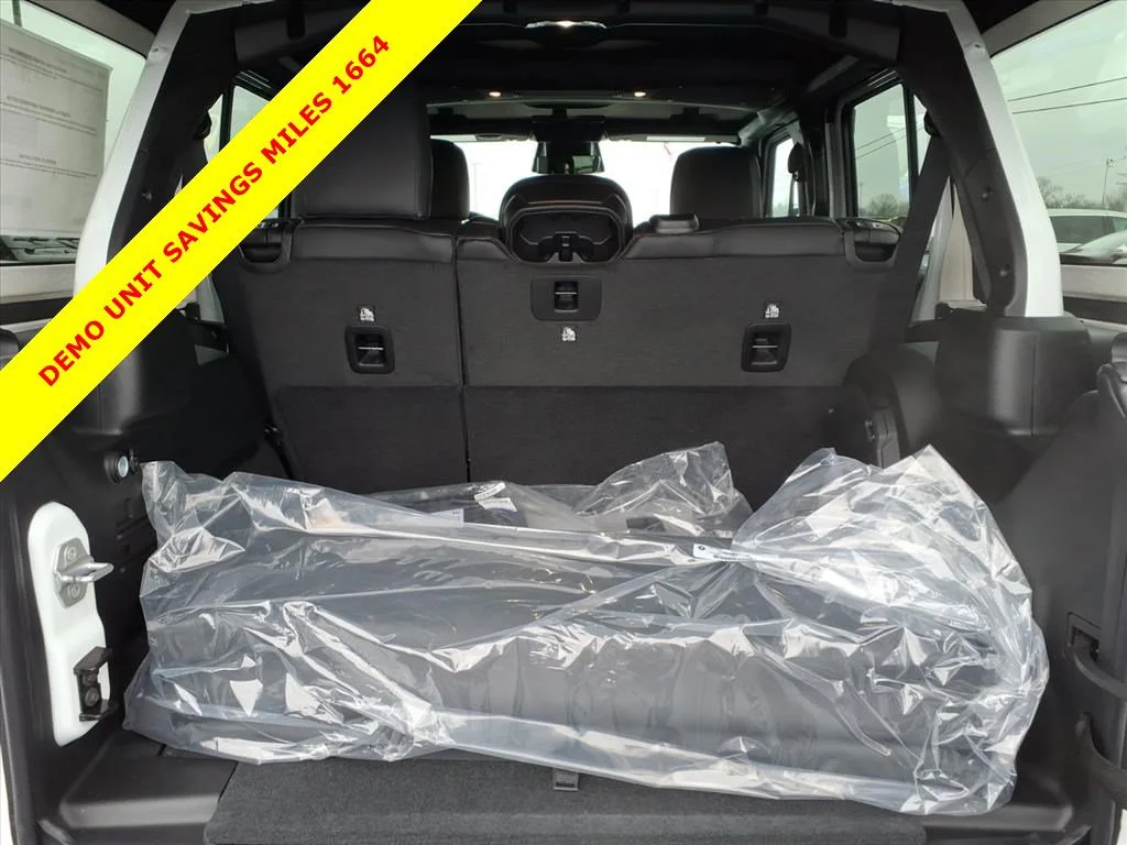 New 2026 Bright White Clear-Coat Exterior Paint Jeep Sahara image 18