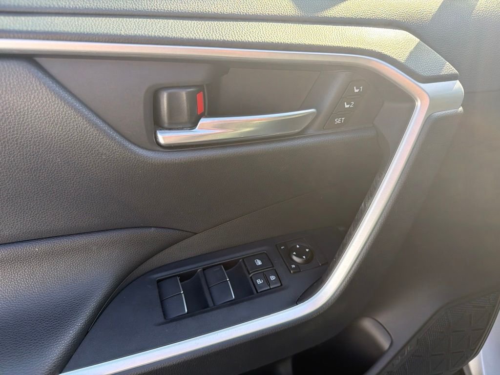 Used 2019 Silver Sky Metallic Toyota XLE Premium image 27