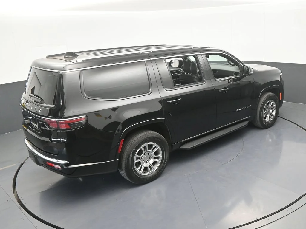 Used 2023 Diamond Black Crystal Pearlcoat Jeep Base image 58