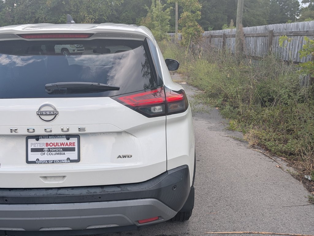 Used 2022 White Nissan S image 7